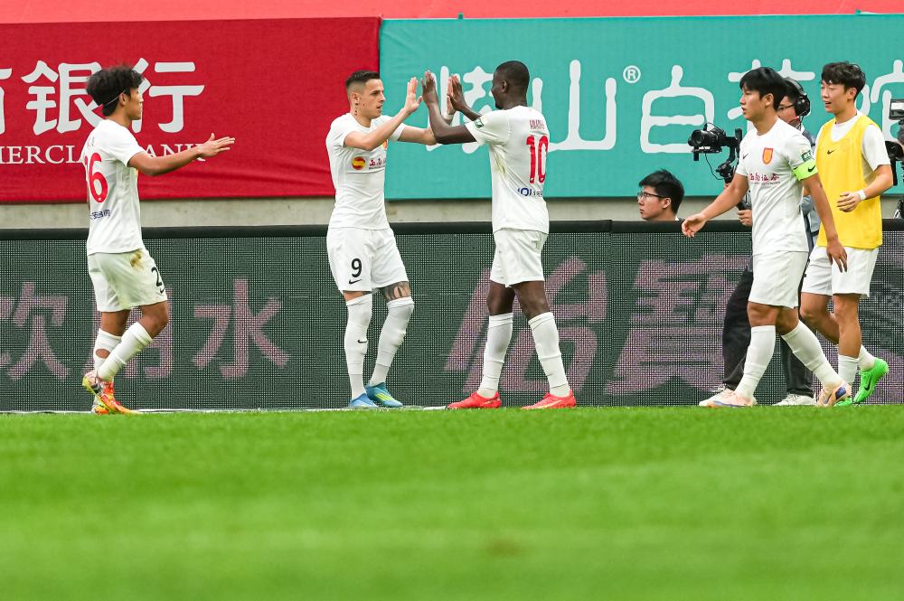 韦世豪在国足关键战爆发背后折射中国足球锋线新希望与成长轨迹解析